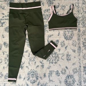 Upside set- M bottom, S top